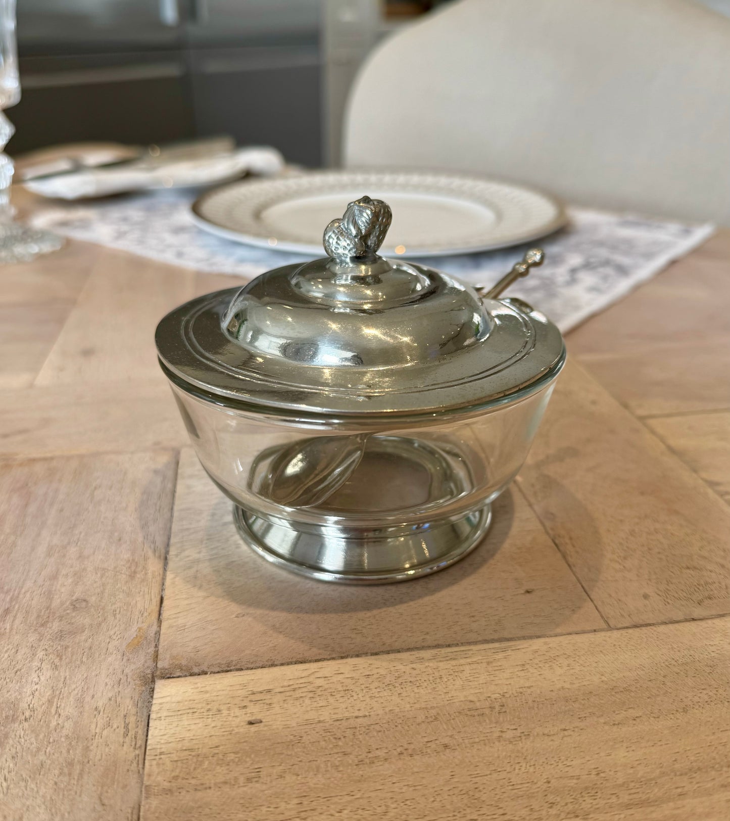 Marmeladenglas mit Deckel und Löffel