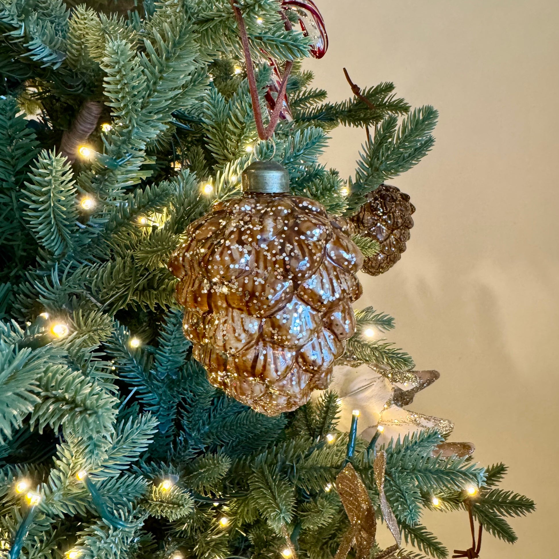 Glittered Pinecone Bauble in Brown and Tan – Brown