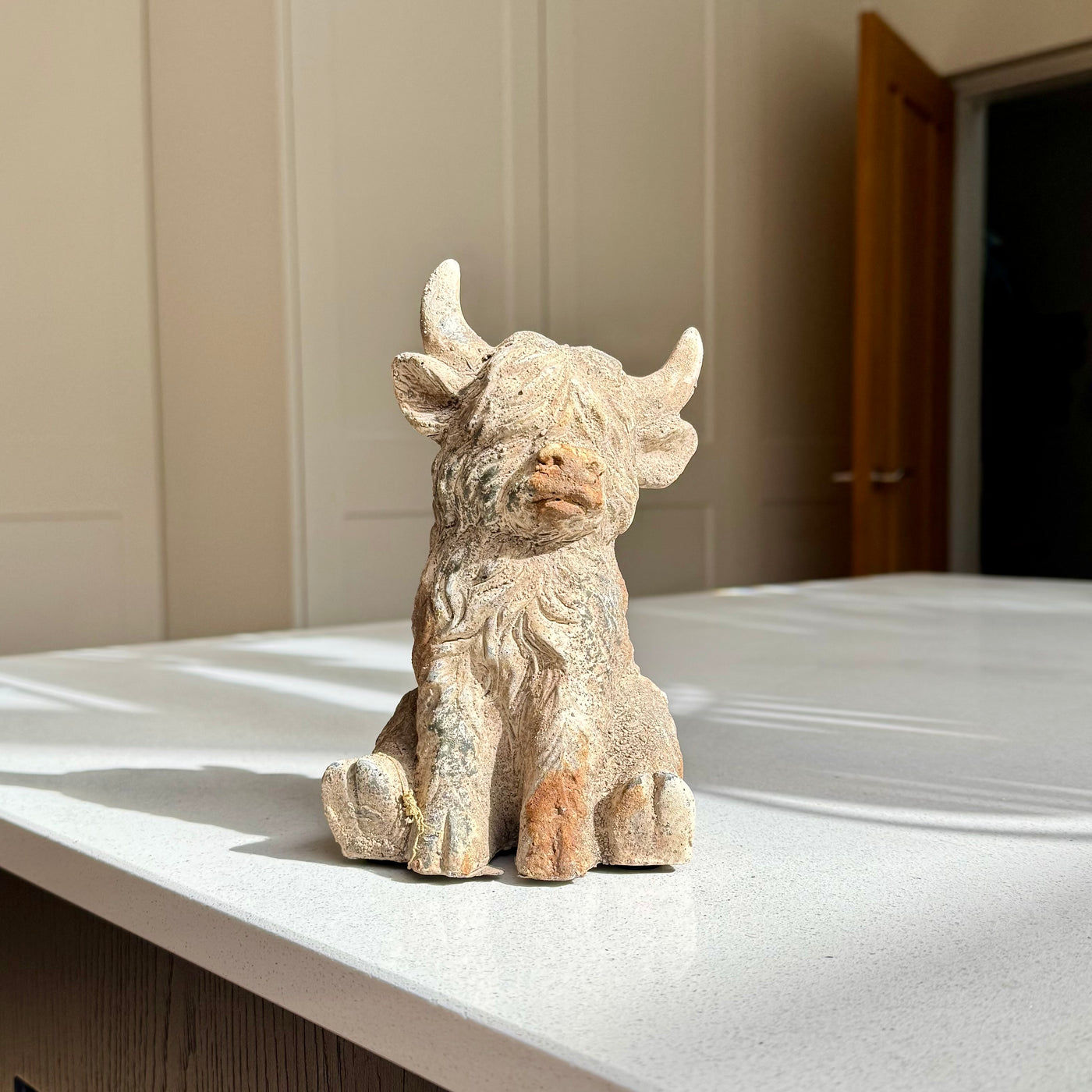 Rustic Sitting Highland Cow Ornament – 18.5cm