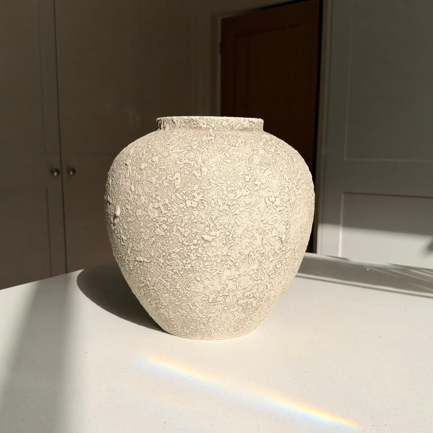 The Cotswold – Natural Stone-Effect Metal Vase, 28cm
