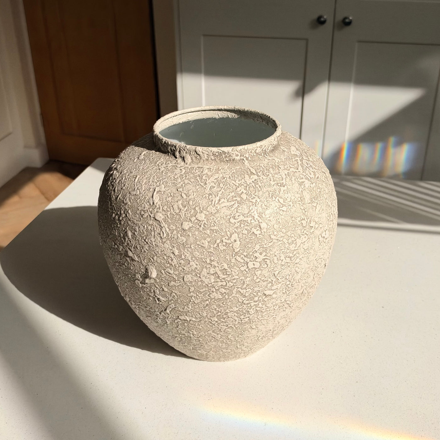 The Cotswold – Natural Stone-Effect Metal Vase, 28cm