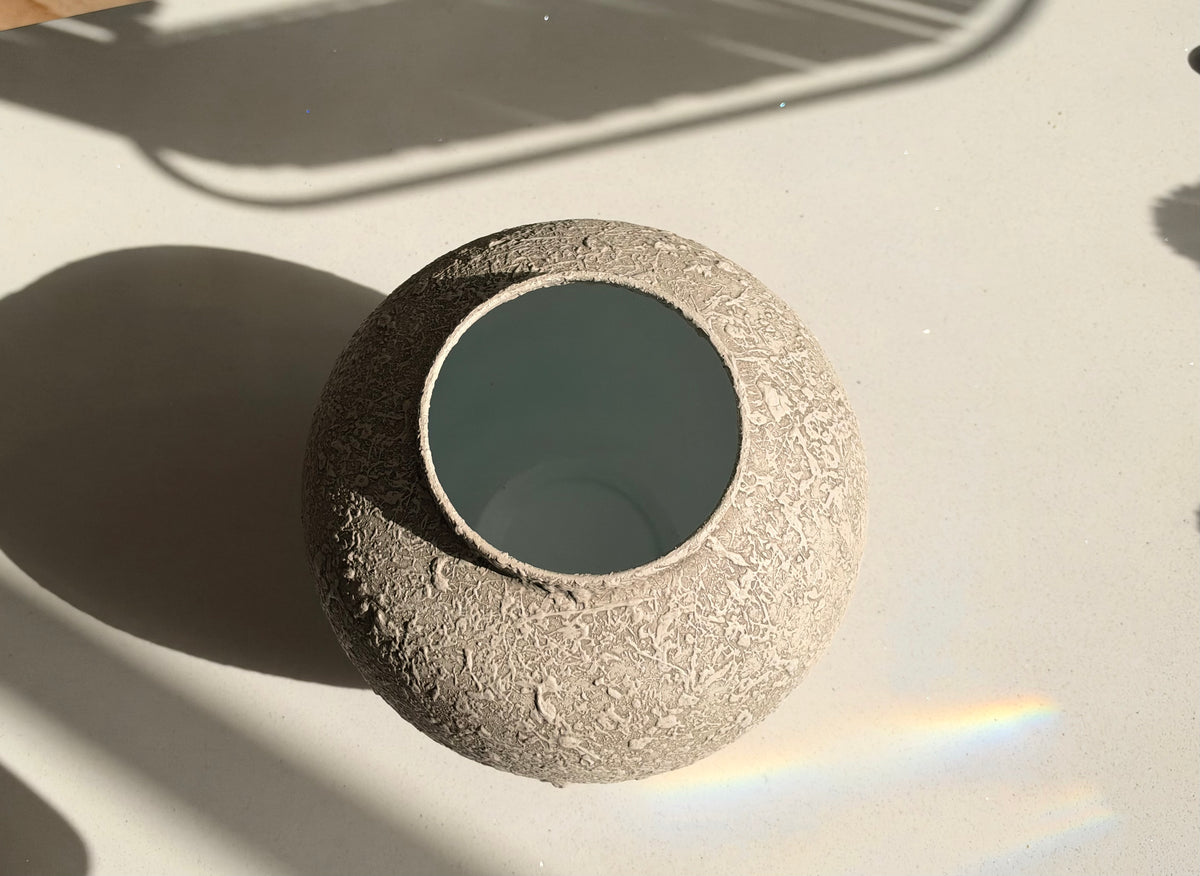 The Cotswold – Natural Stone-Effect Metal Vase, 28cm