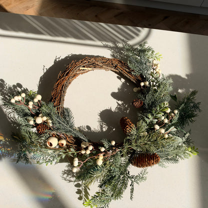 The Snowberry – Handmade Light-Up Neutral Christmas Wreath, 50cm