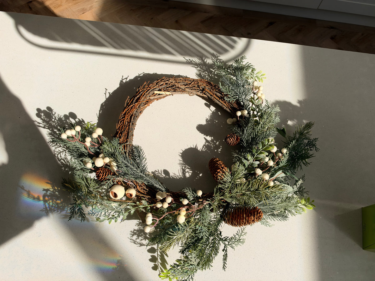 The Snowberry – Handmade Light-Up Neutral Christmas Wreath, 50cm