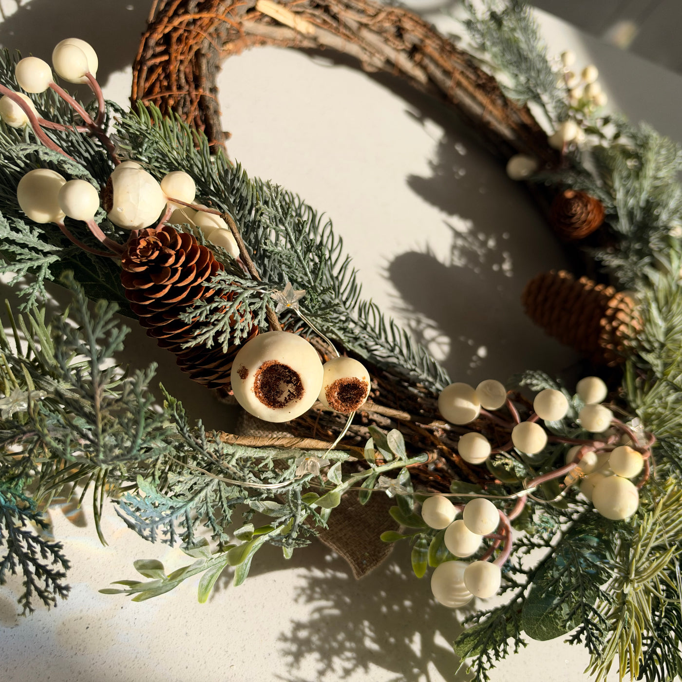 The Snowberry – Handmade Light-Up Neutral Christmas Wreath, 50cm