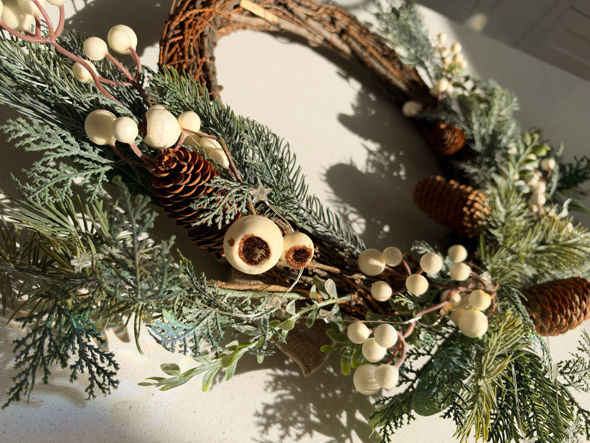 The Snowberry – Handmade Light-Up Neutral Christmas Wreath, 50cm