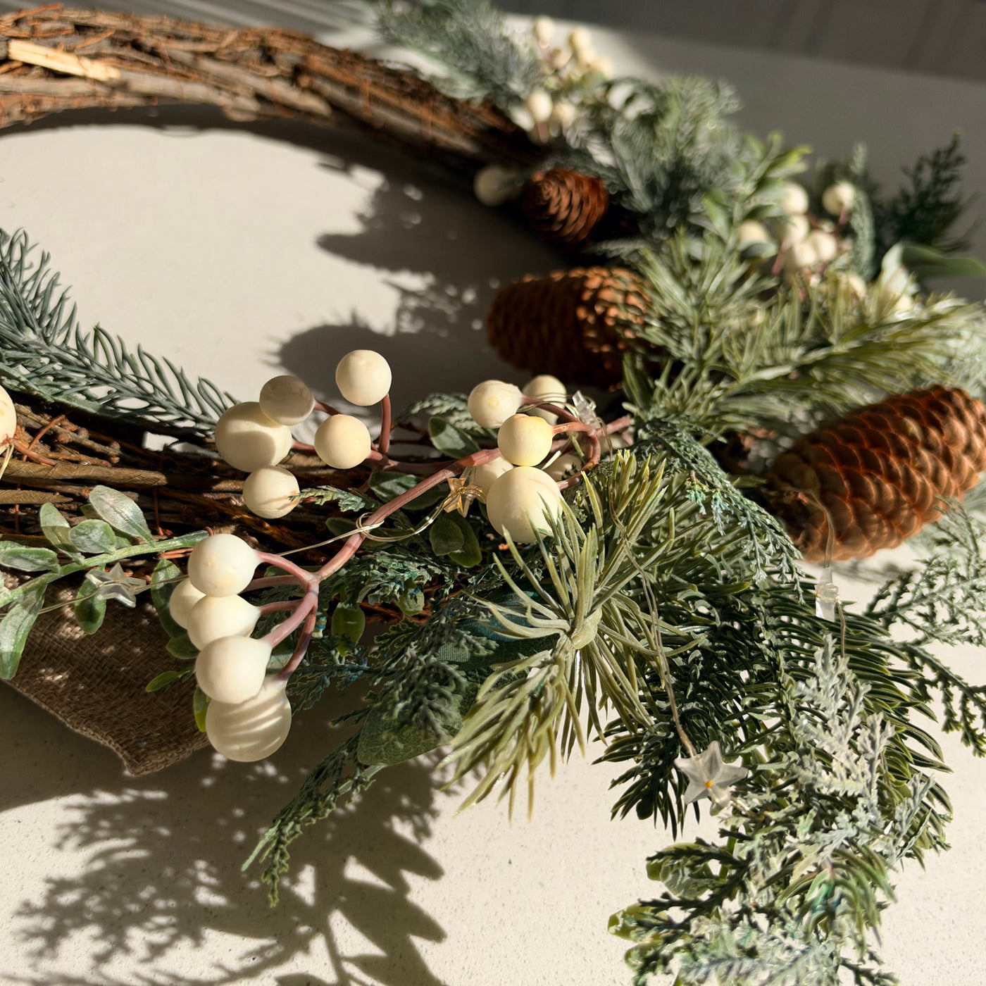 The Snowberry – Handmade Light-Up Neutral Christmas Wreath, 50cm