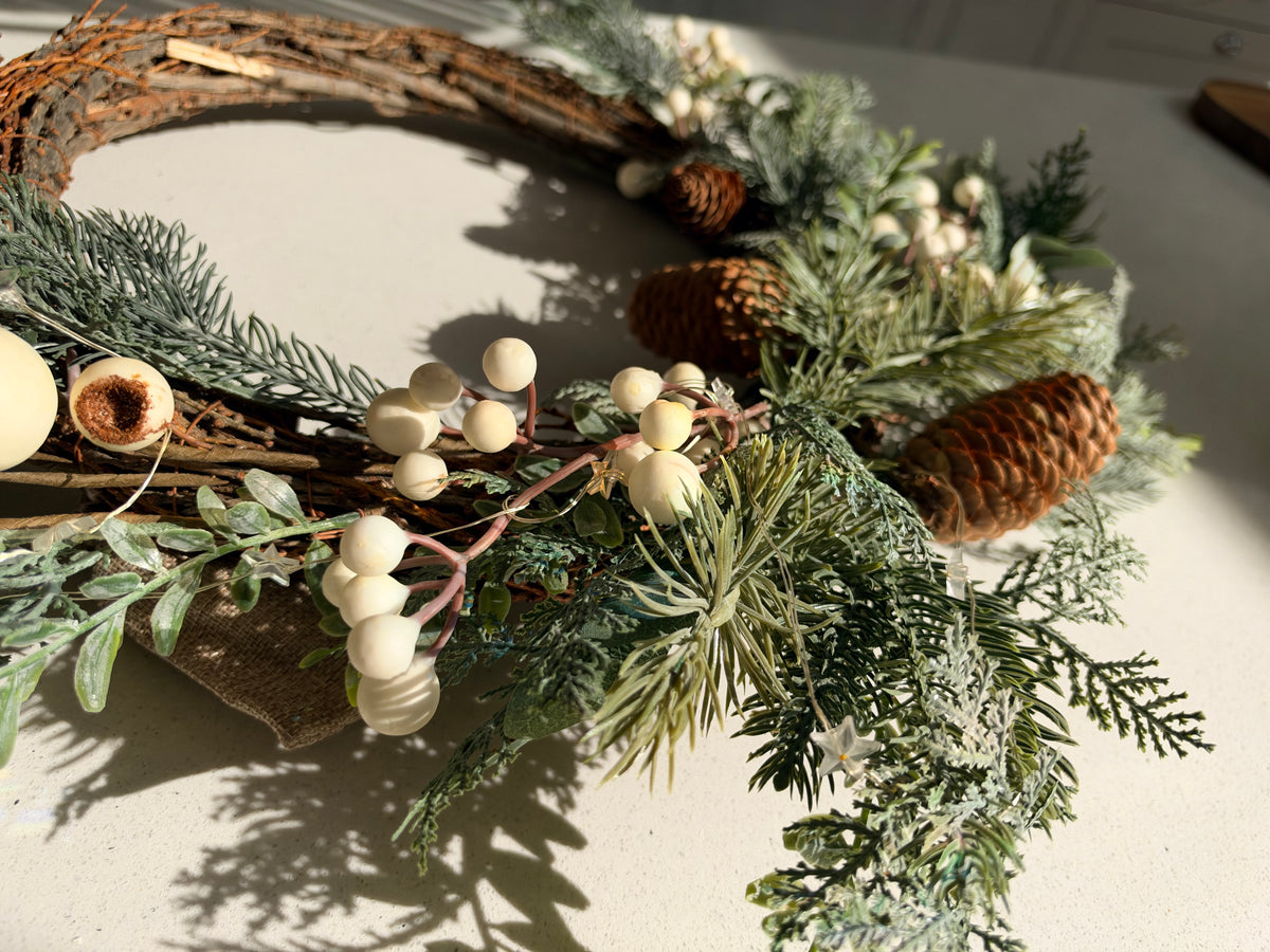 The Snowberry – Handmade Light-Up Neutral Christmas Wreath, 50cm