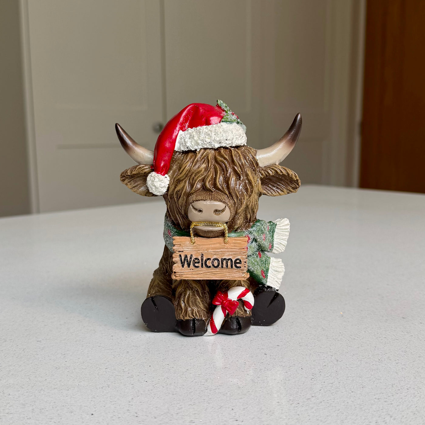 Festive Highland Cow Ornament with Welcome Sign – 14cm