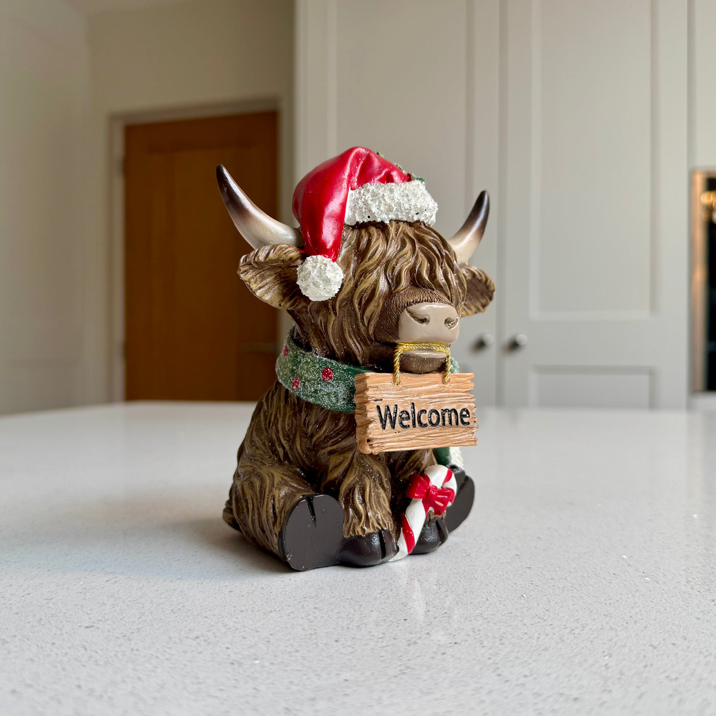 Festive Highland Cow Ornament with Welcome Sign – 14cm
