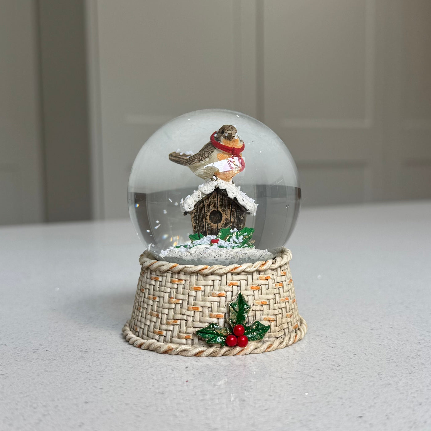 Mini Robin & Birdhouse Christmas Snow Globe – 8.5cm