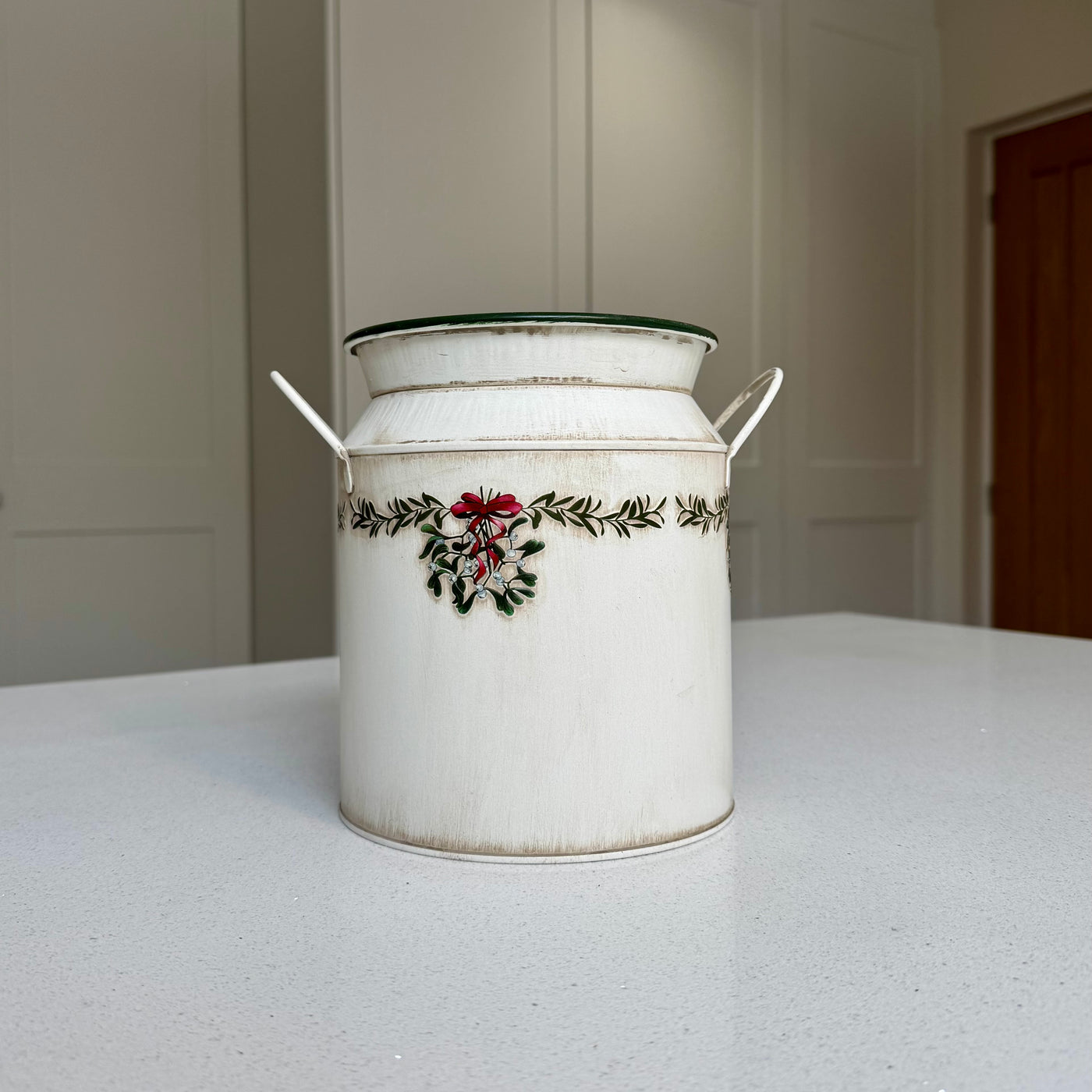 Metal Christmas Vase Planter with Mistletoe & Double Handles – 19cm