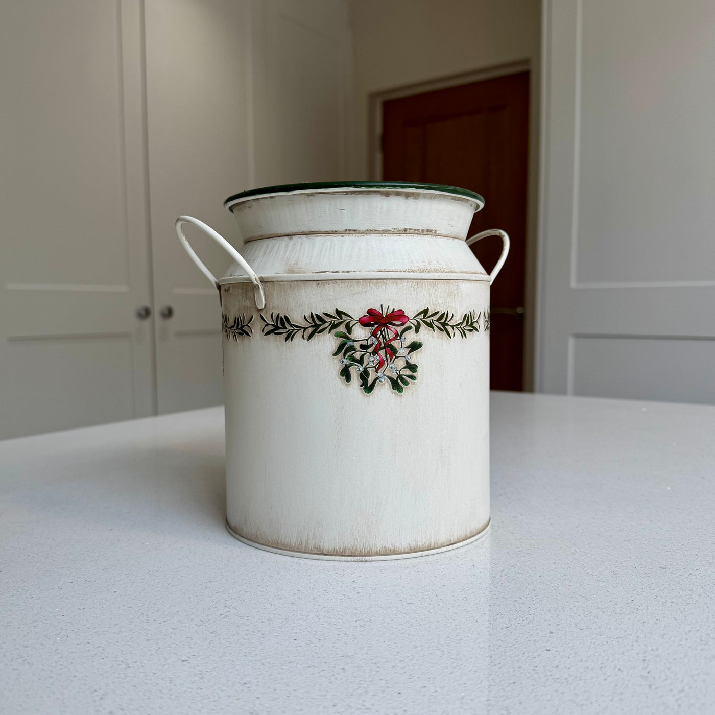 Metal Christmas Vase Planter with Mistletoe & Double Handles – 19cm