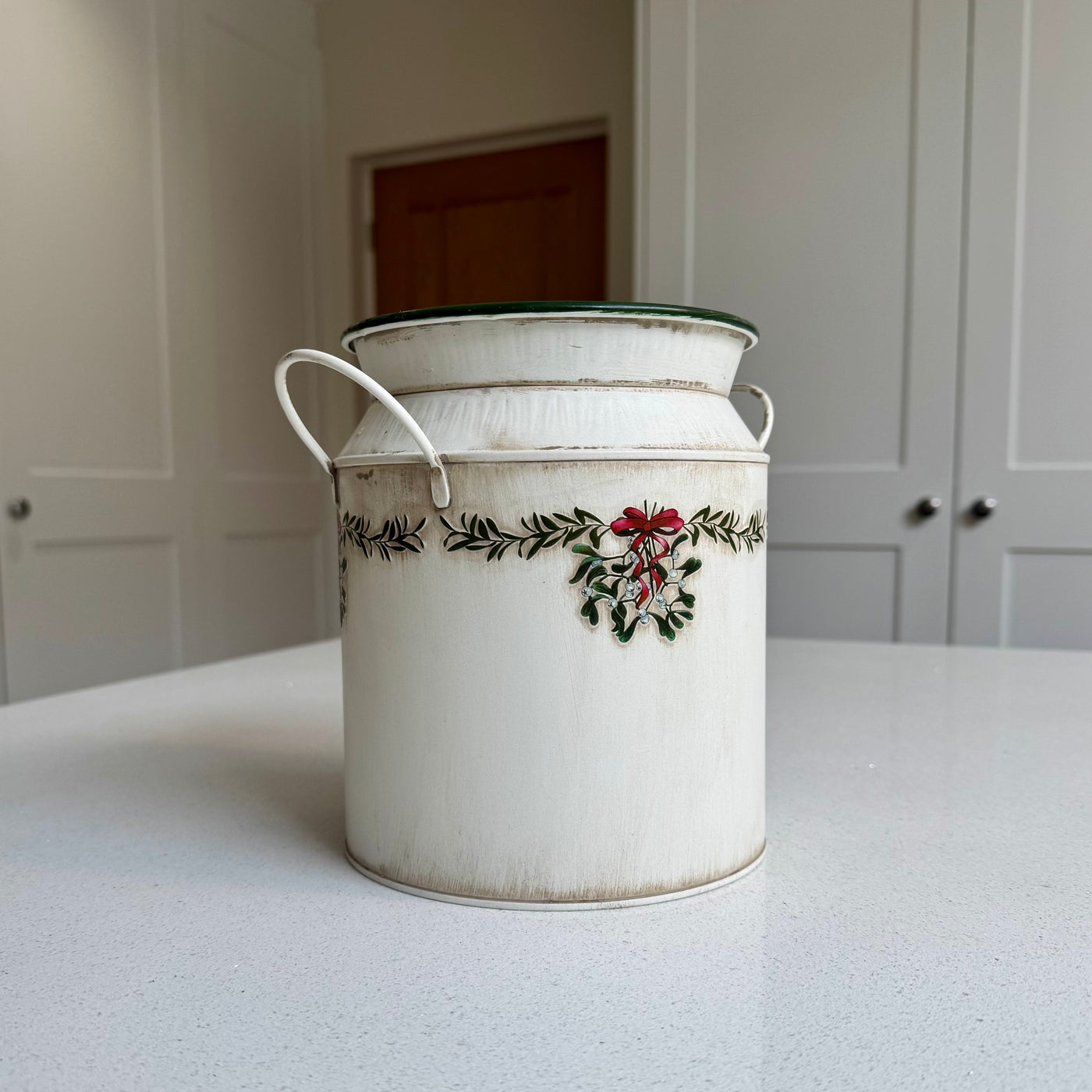 Metal Christmas Vase Planter with Mistletoe & Double Handles – 19cm