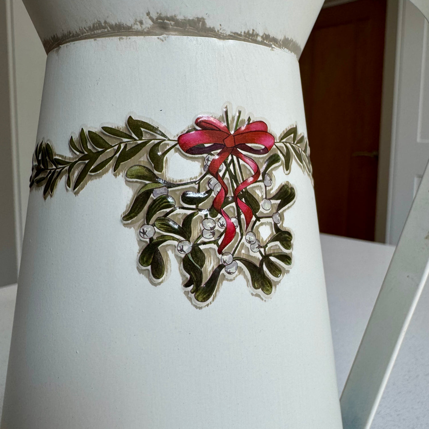 Metal Christmas Jug Vase with Mistletoe – 27cm