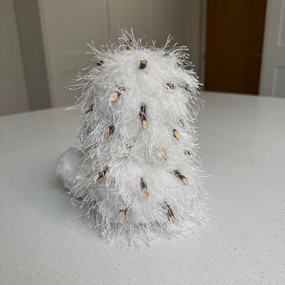 White Festive Hedgehog Ornament Holding a Wreath – 17cm