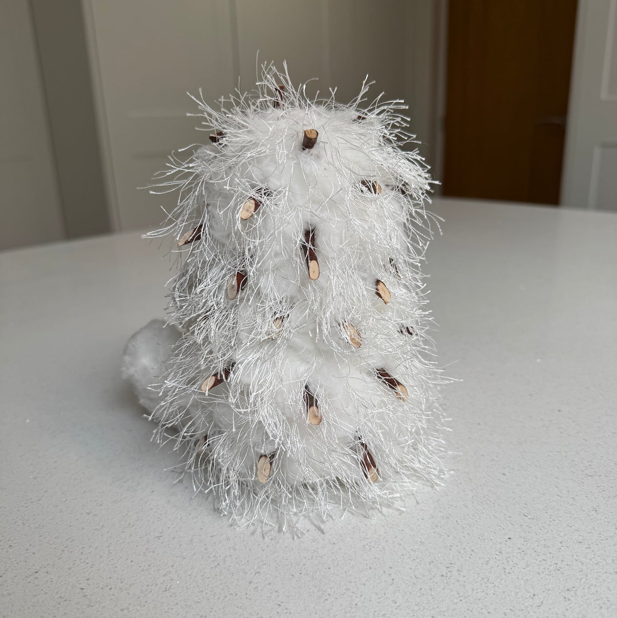 White Festive Hedgehog Ornament Holding a Wreath – 17cm