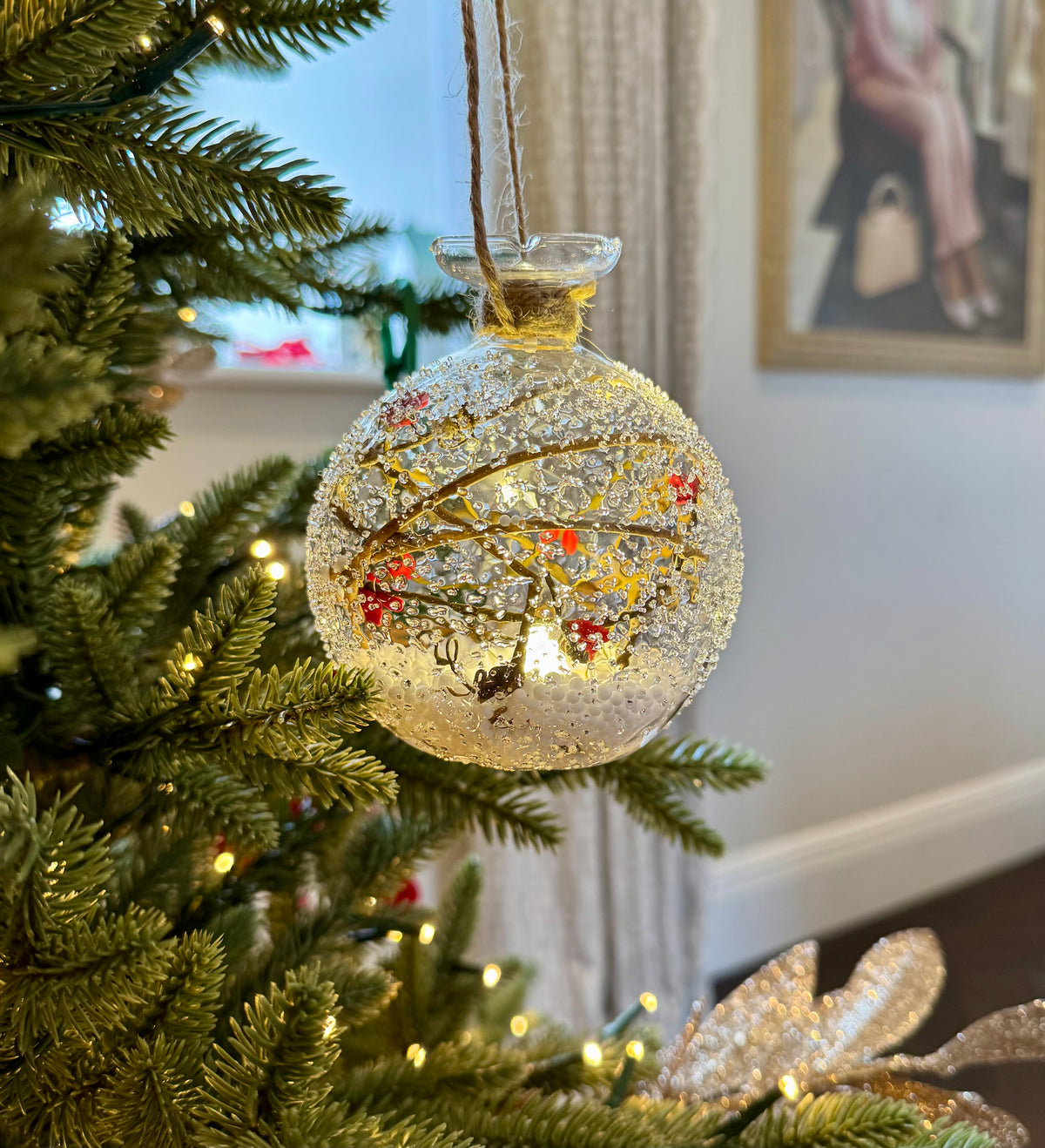 Winterberry light-up snowy glass bauble 10cm – Woollaston White