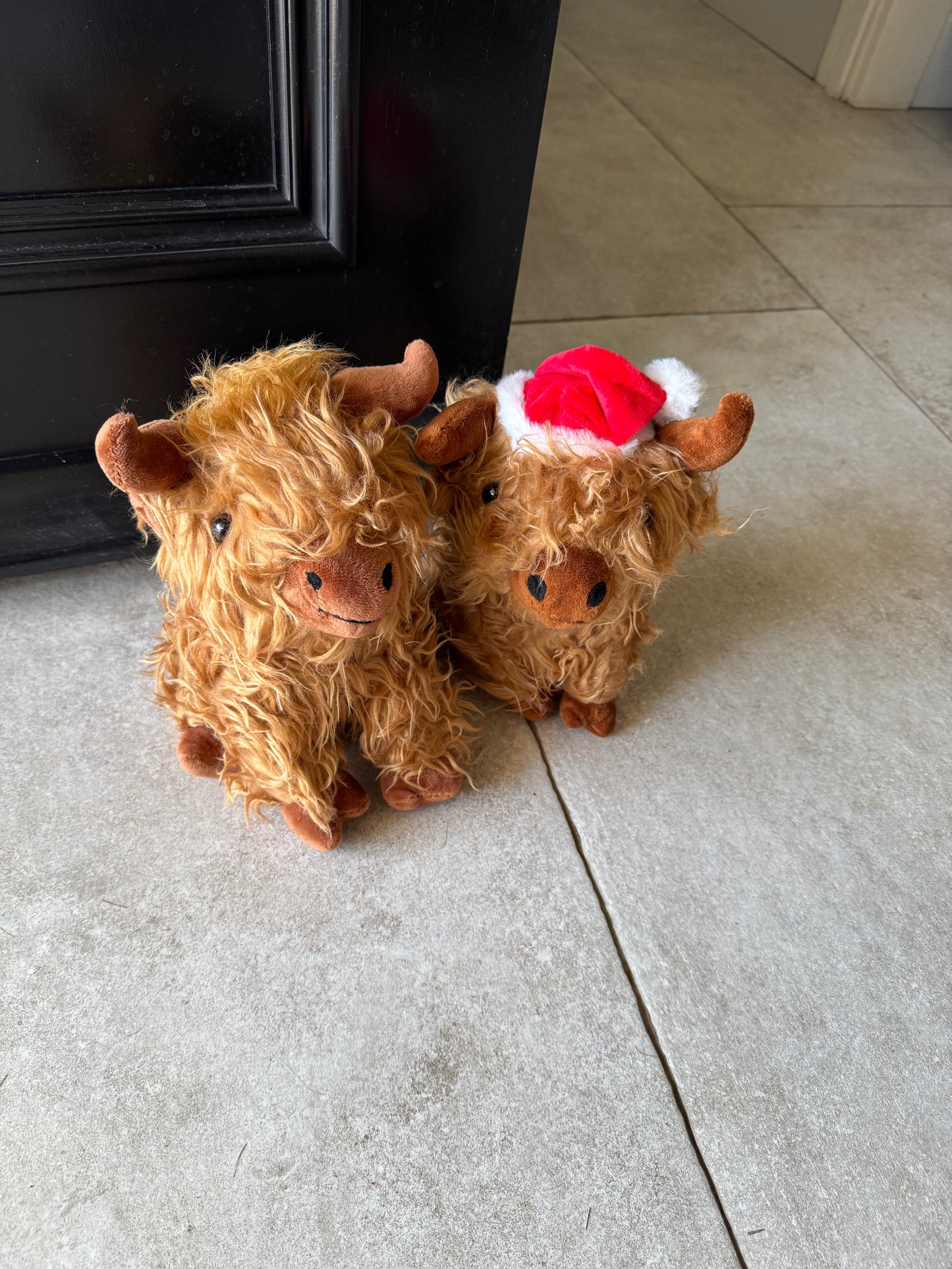 Sitting Highland Cow Doorstop with Santa Hat – 23cm