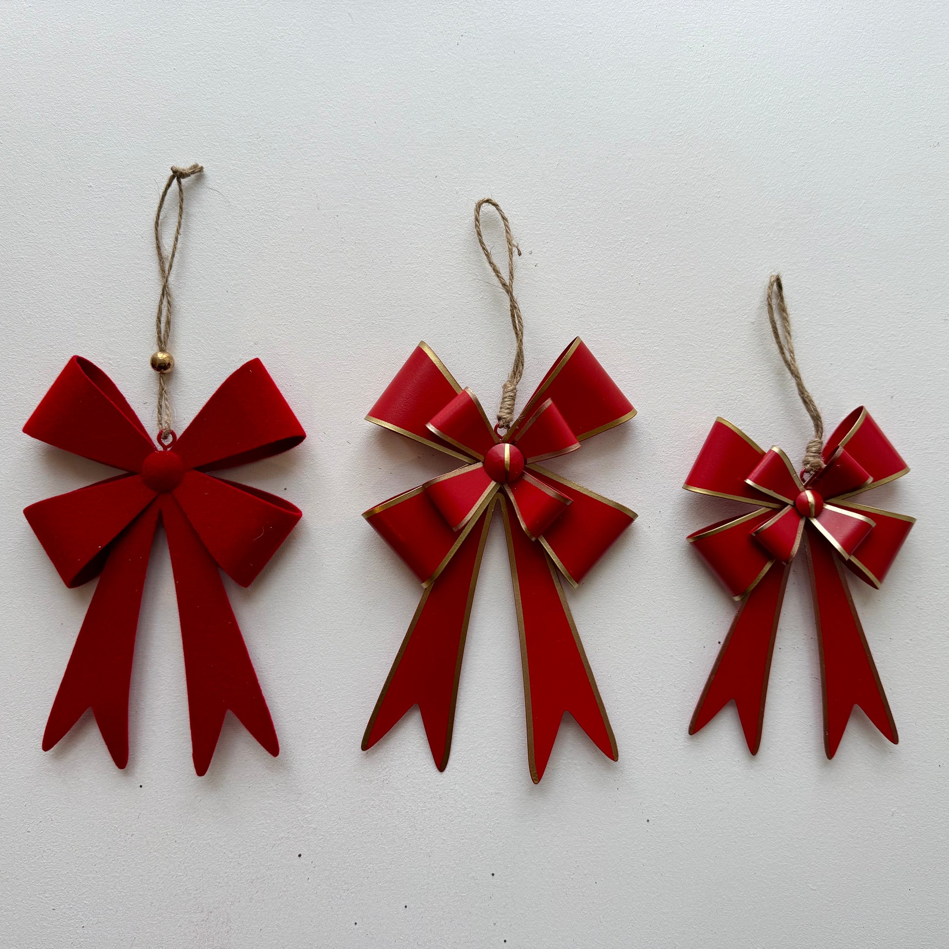 Christmas Red Metal Bow Baubles – Metal Christmas Tree Decoration in Red Velvet and Painted Red – Red Velvet (18cm)
