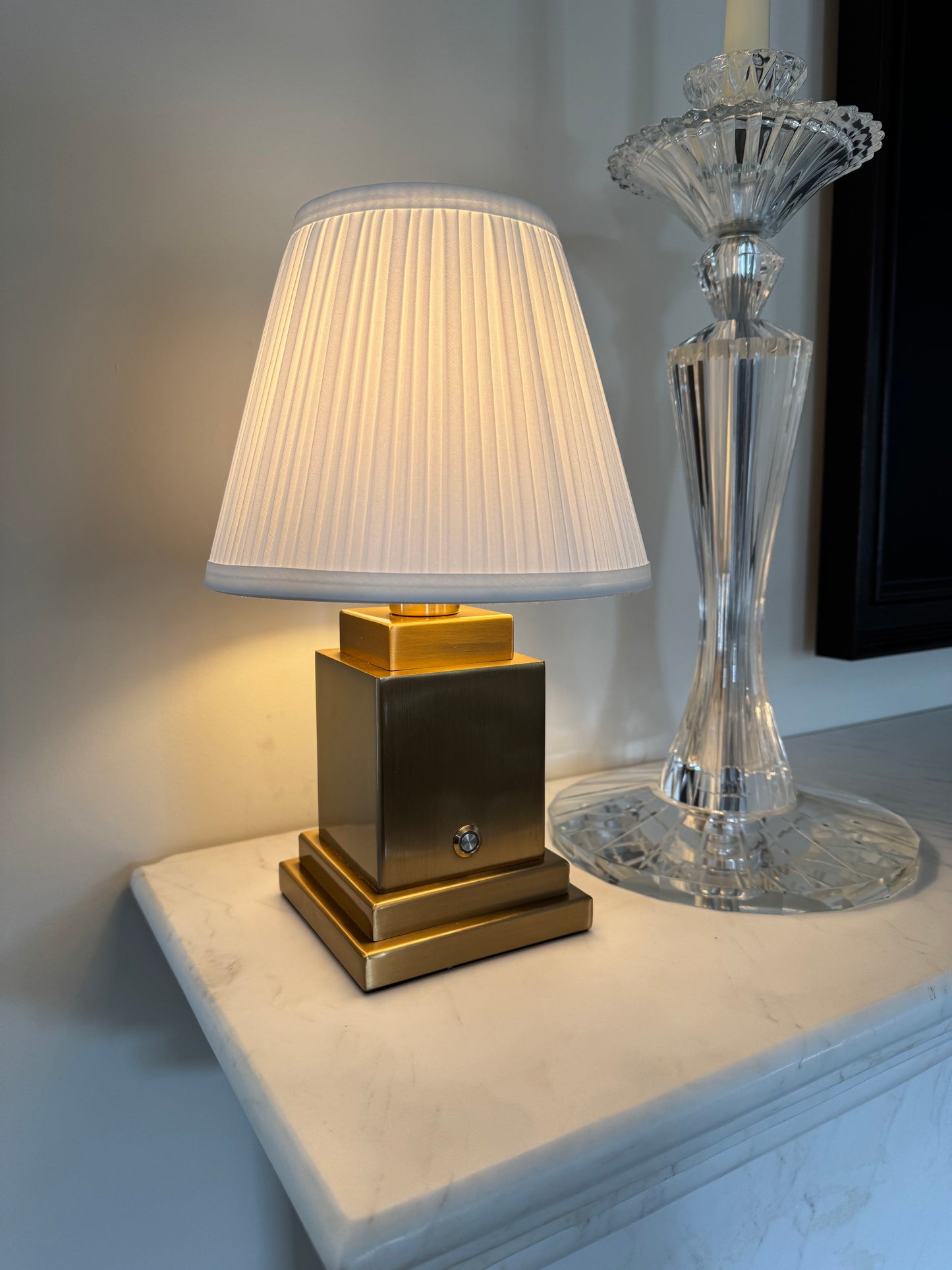 Lampe de table rechargeable en or brossé et acier brossé