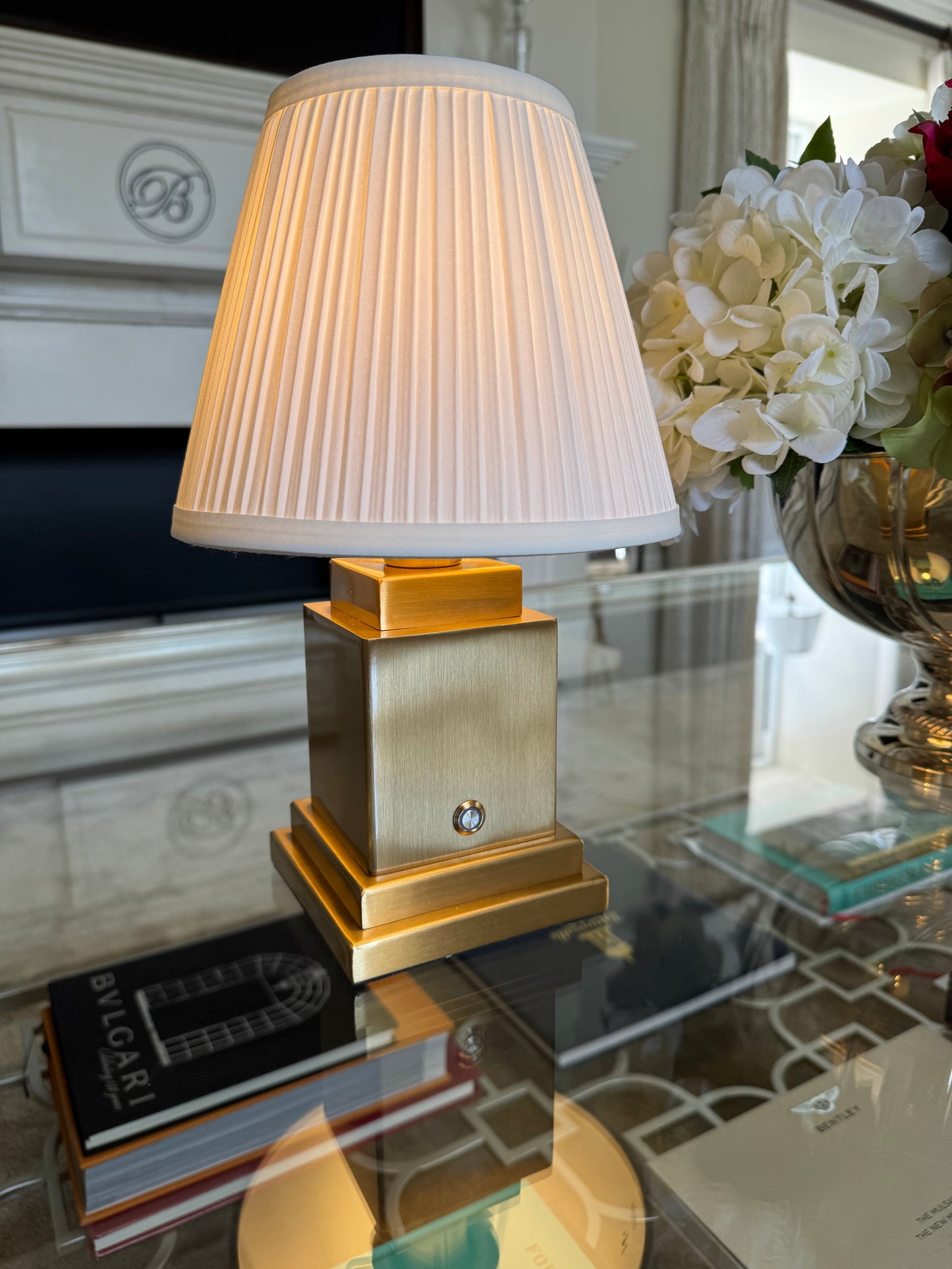 Lampe de table rechargeable en or brossé et acier brossé