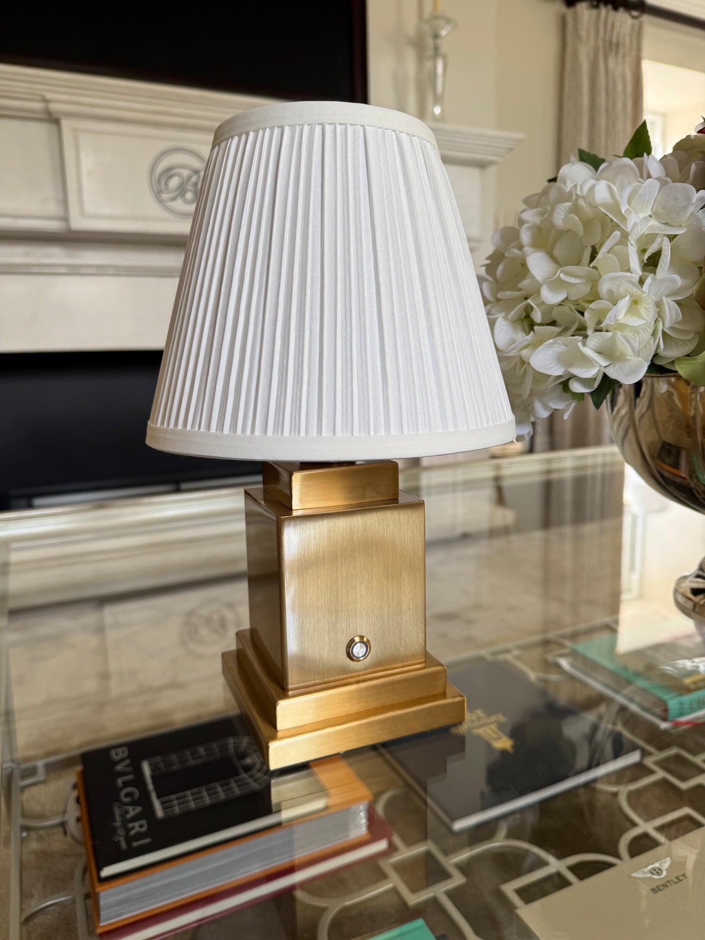 Lampe de table rechargeable en or brossé et acier brossé