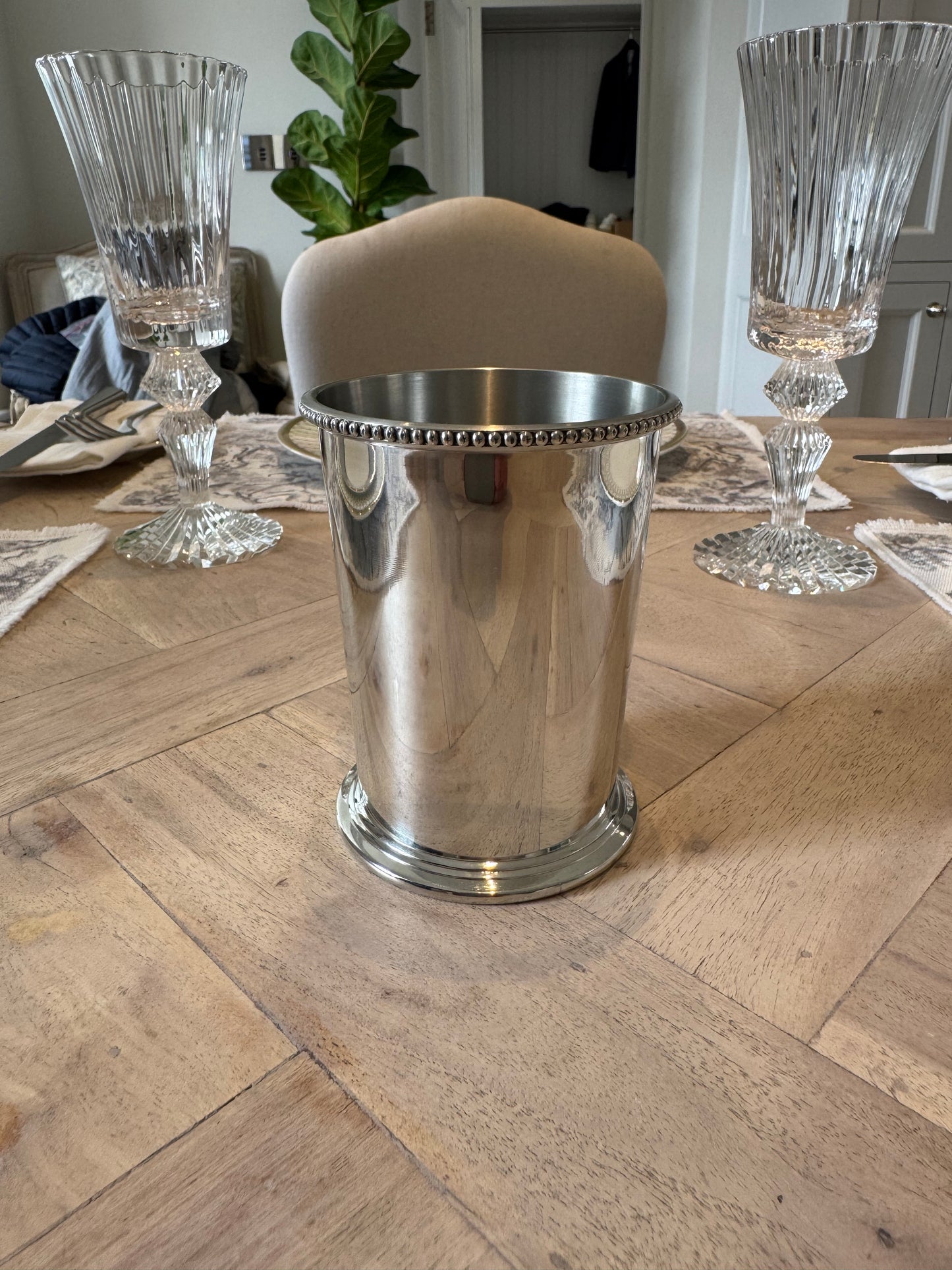 Tasse en étain poli