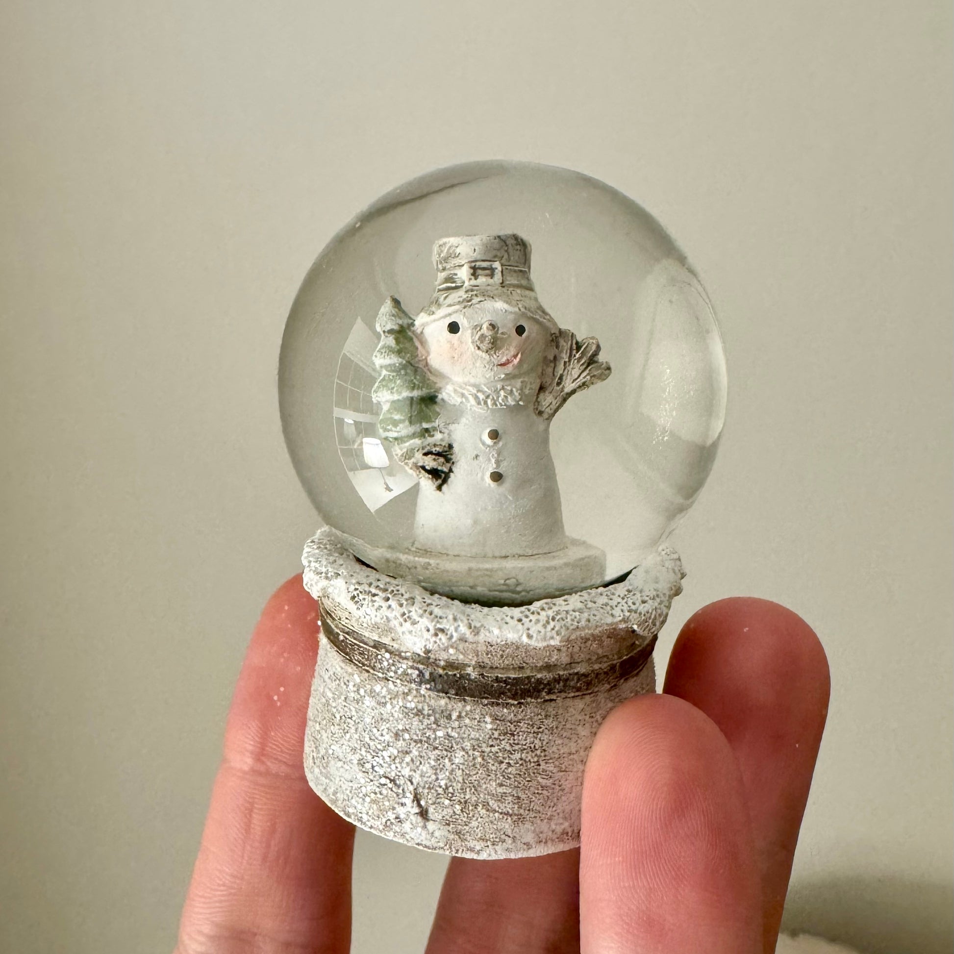 Mini snowman snow globe – Bobble Hat design