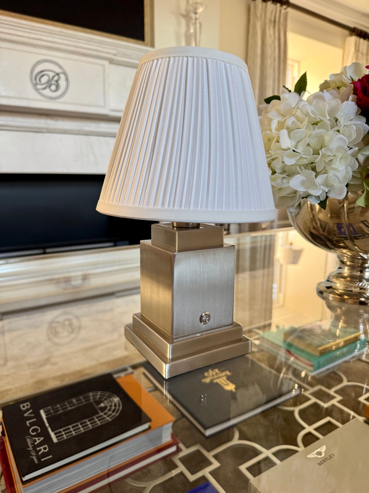 Lampe de table rechargeable en or brossé et acier brossé