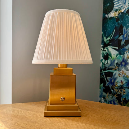 Cordless Beaumont table lamp in brushed gold