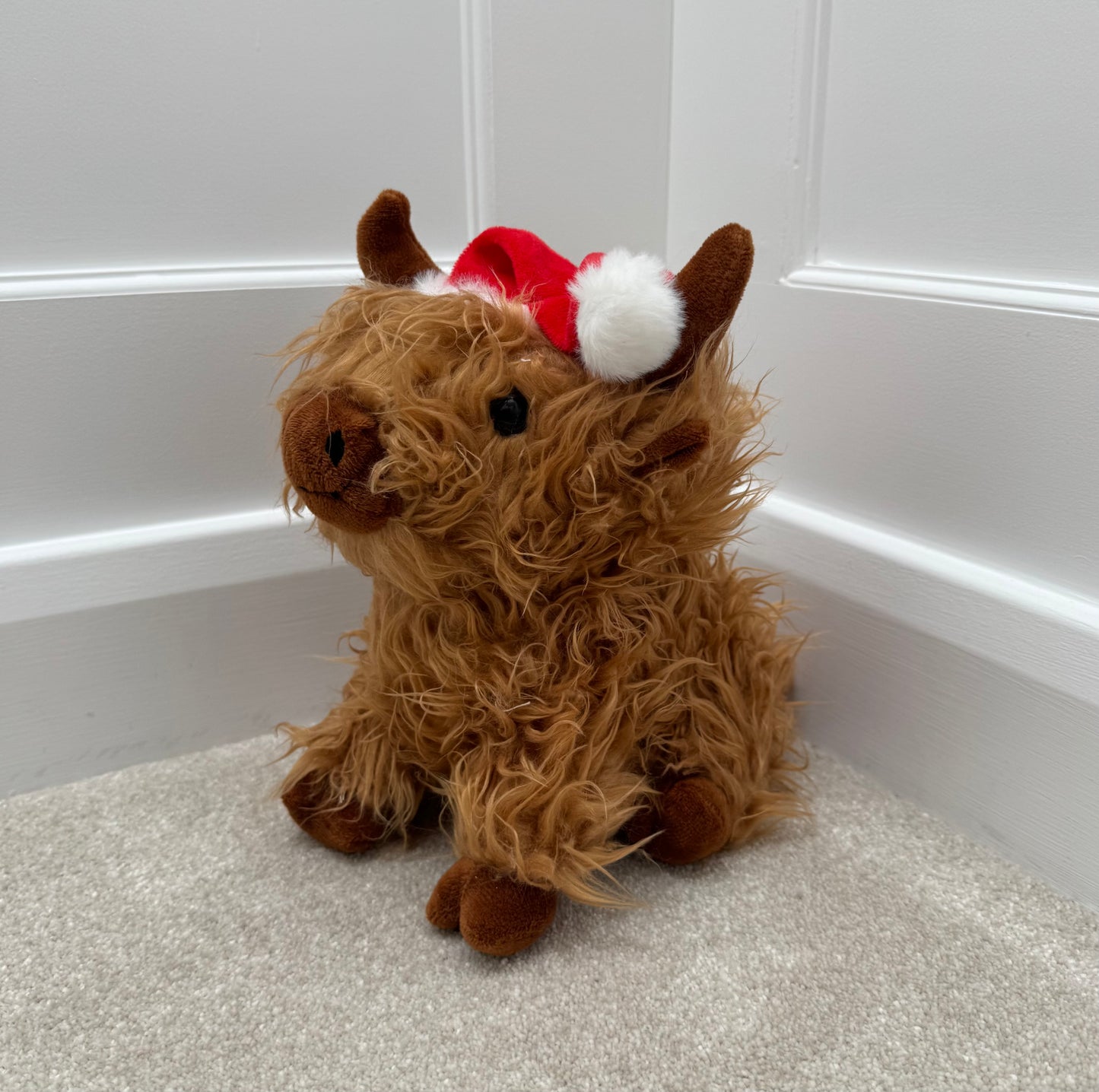 Sitting Highland Cow Doorstop with Santa Hat – 23cm