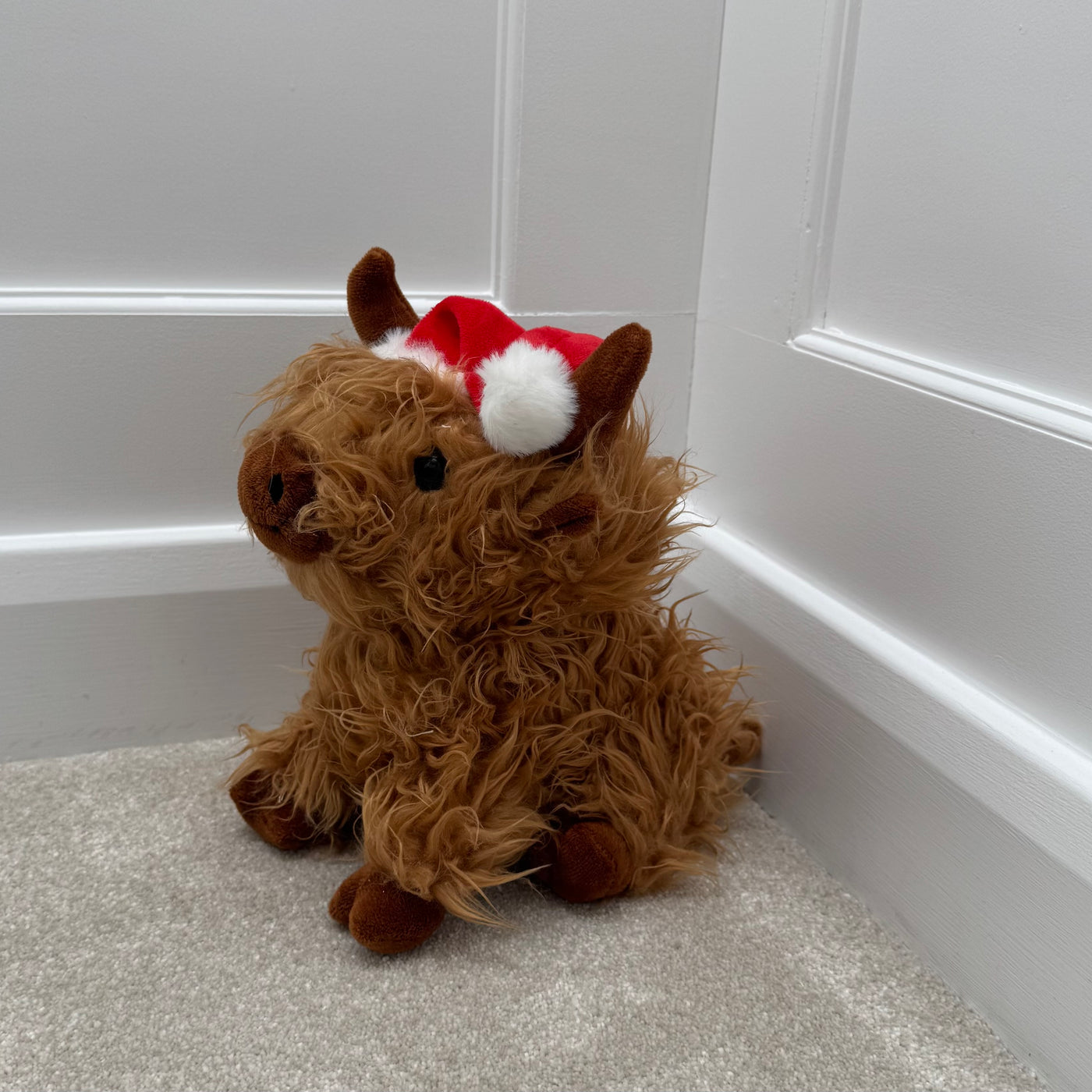 Sitting Highland Cow Doorstop with Santa Hat – 23cm