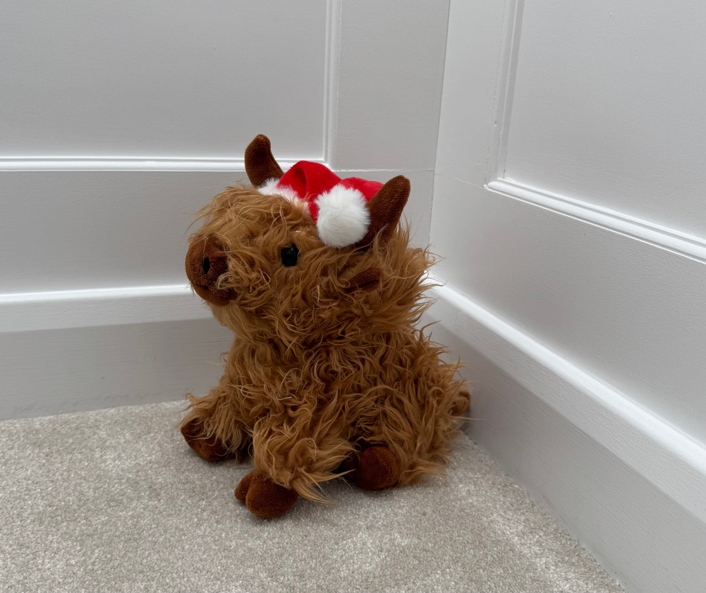 Sitting Highland Cow Doorstop with Santa Hat – 23cm