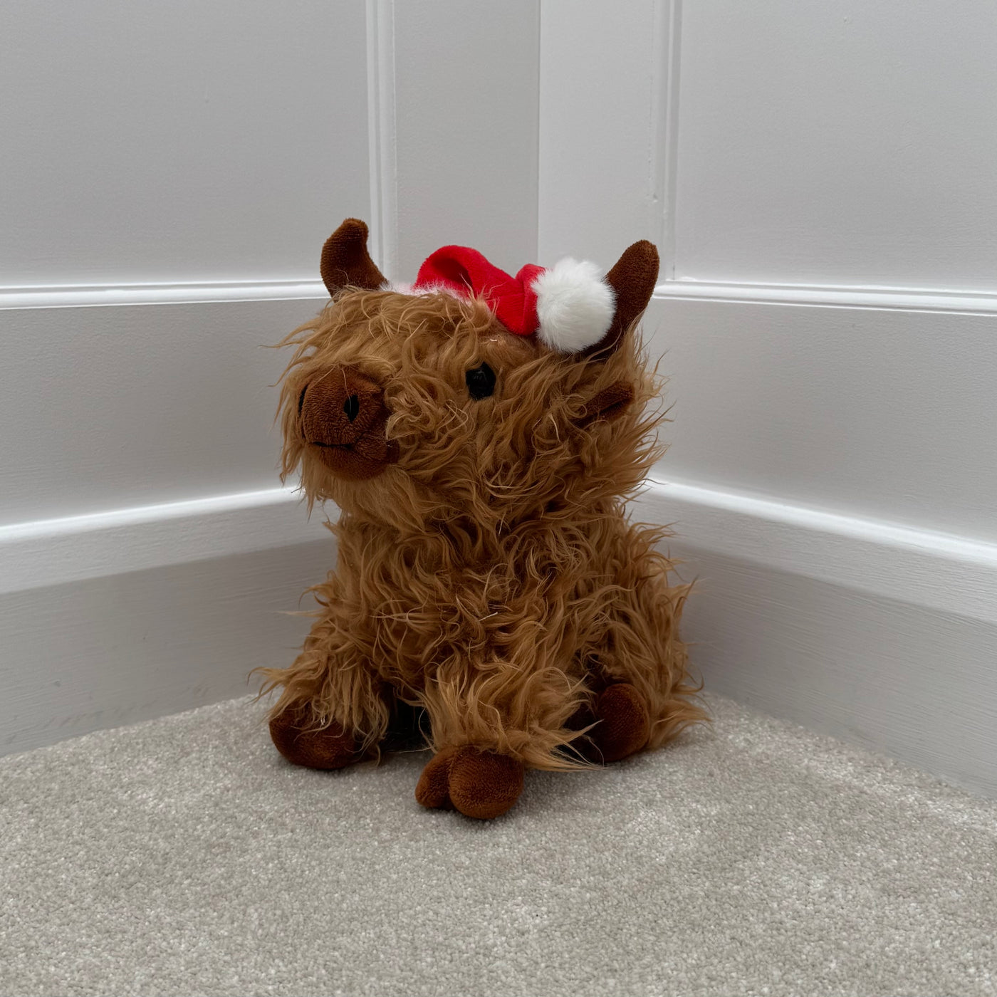 Sitting Highland Cow Doorstop with Santa Hat – 23cm