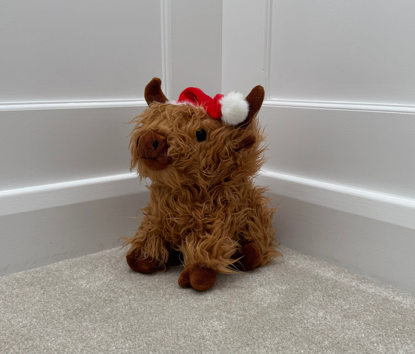 Sitting Highland Cow Doorstop with Santa Hat – 23cm