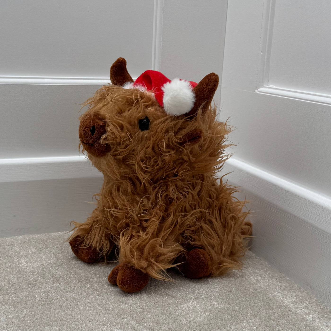 Sitting Highland Cow Doorstop with Santa Hat – 23cm