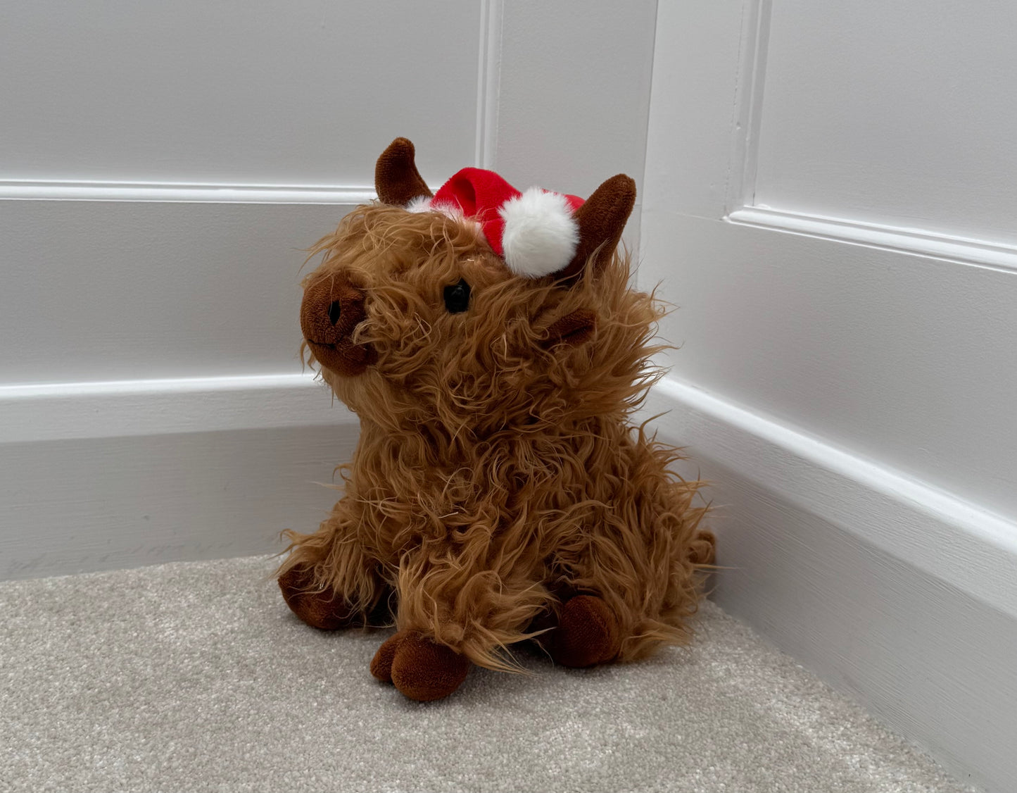 Sitting Highland Cow Doorstop with Santa Hat – 23cm