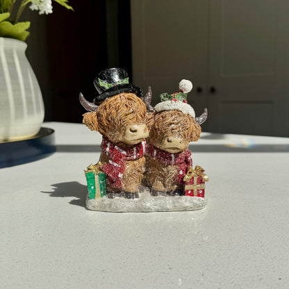 Highland Cow Christmas Ornament – Festive Figurine with Christmas Hat