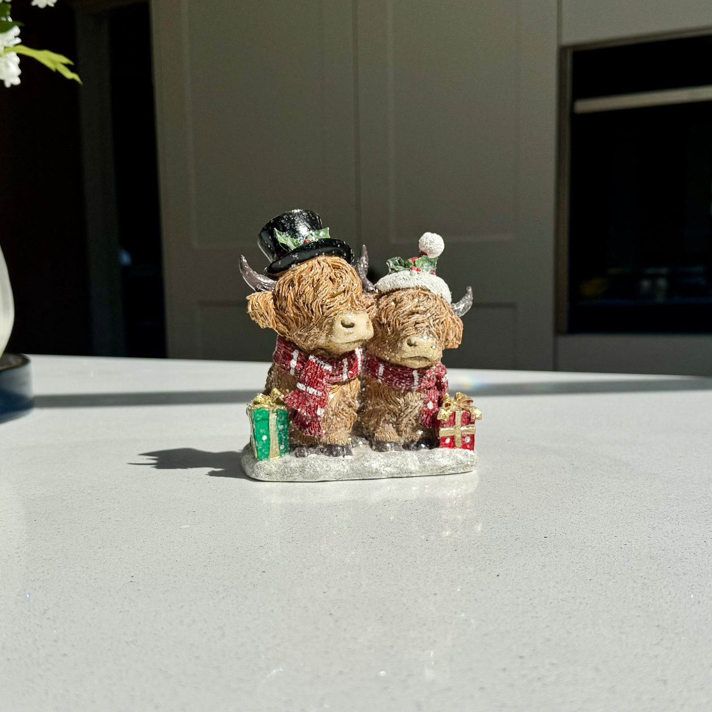 Highland Cow Christmas Ornament – Festive Figurine with Christmas Hat