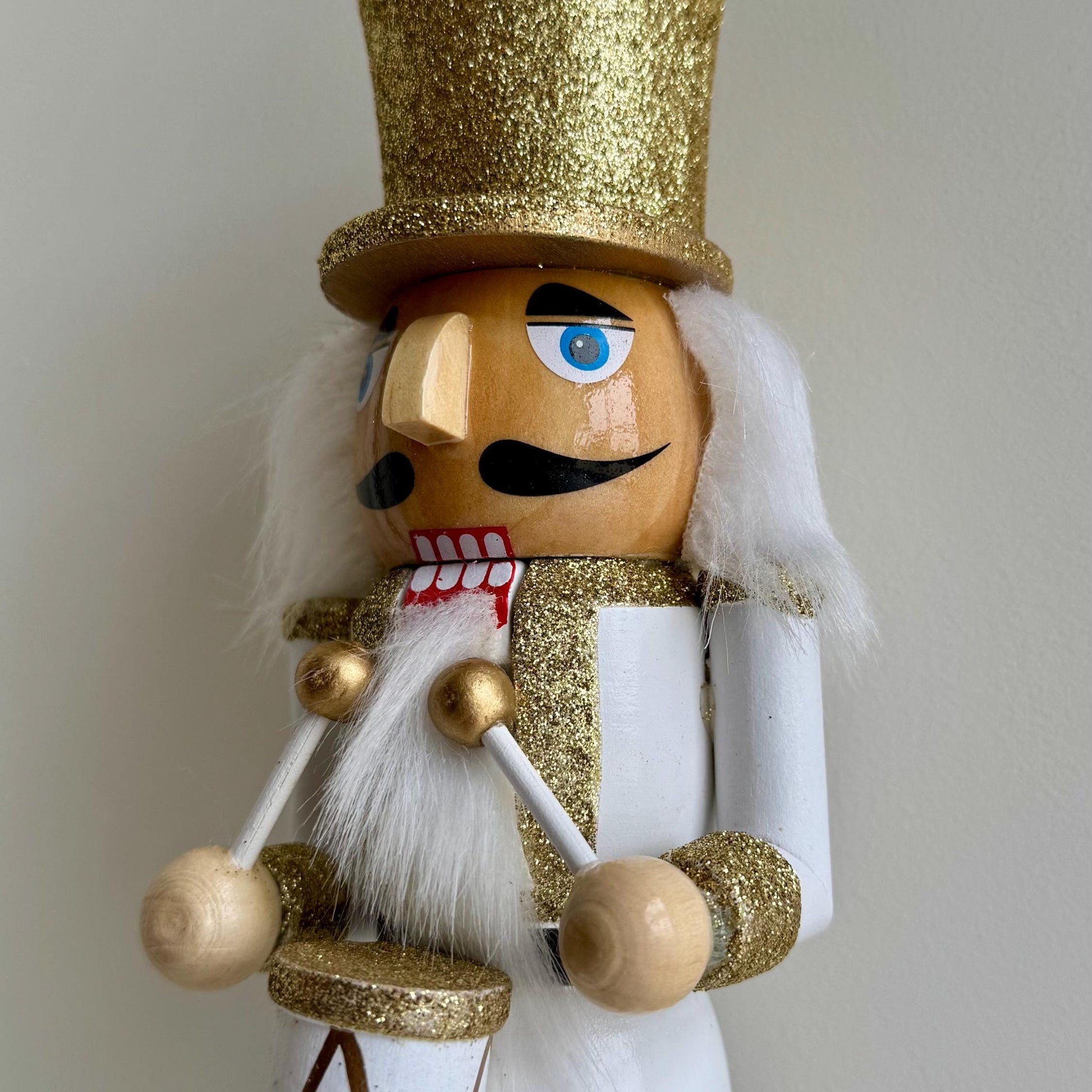 Hand-Painted 26cm White & Gold Nutcracker – Classic Wooden Decoration