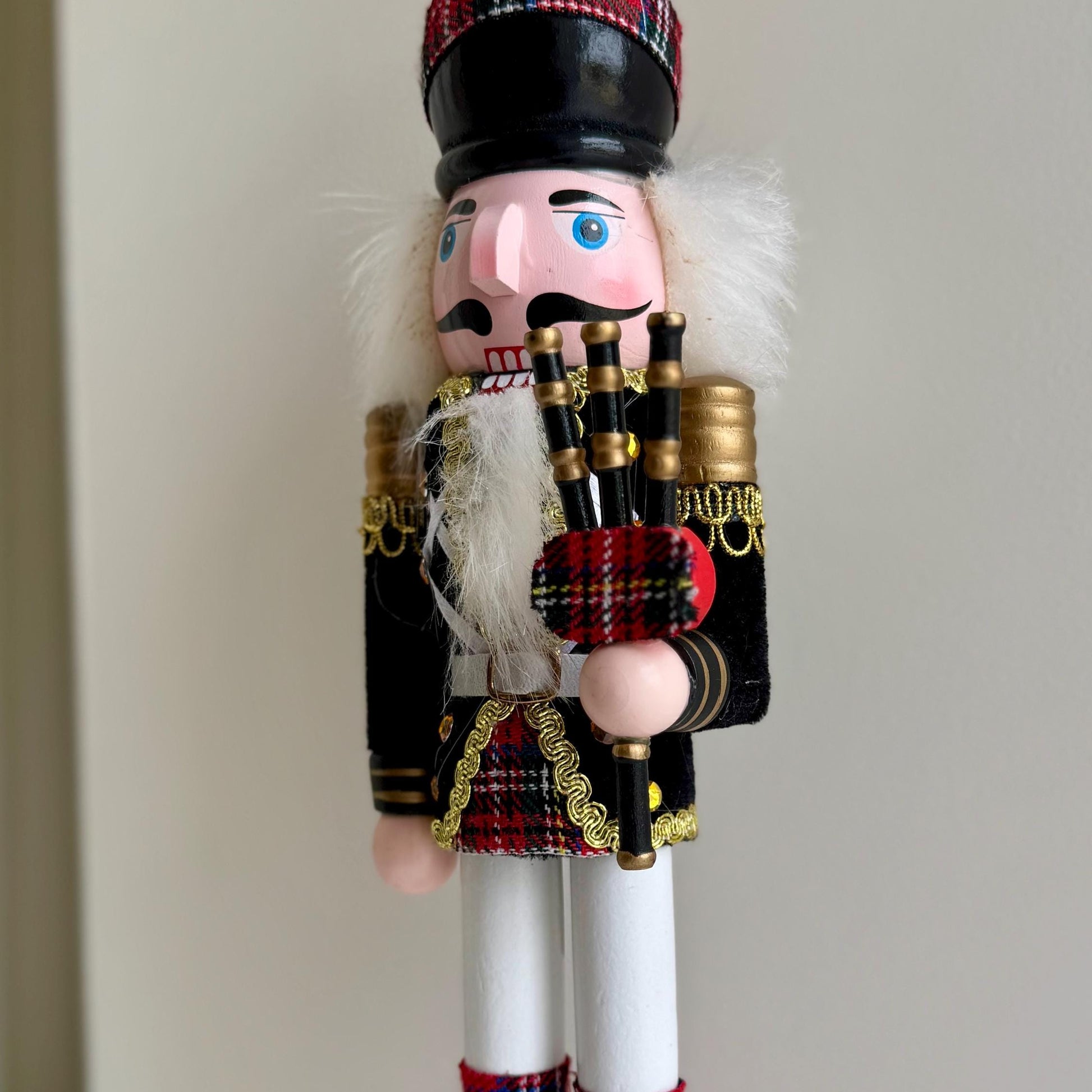 Hand-Painted Scottish Bagpipe Highland Nutcracker – 30cm