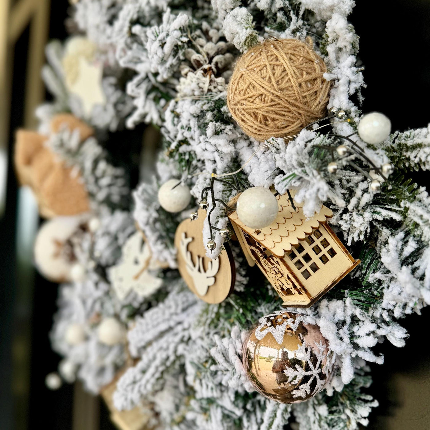 Light-Up Snowy Christmas Wreath with Lit Houses – 50cm Door decoration