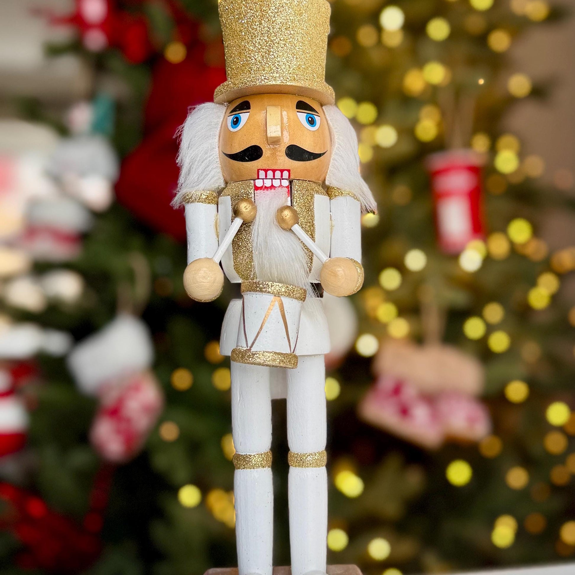 Hand-Painted 26cm White & Gold Nutcracker – Classic Wooden Decoration