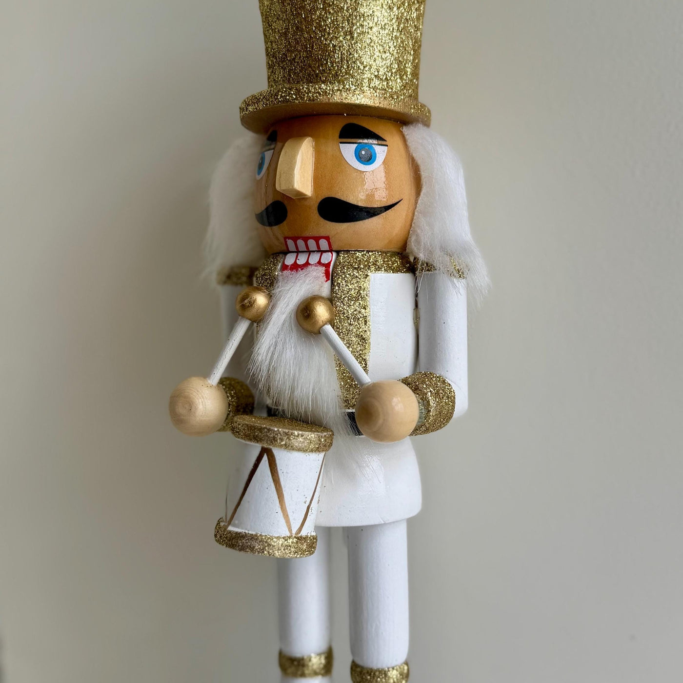 Hand-Painted 26cm White & Gold Nutcracker – Classic Wooden Decoration