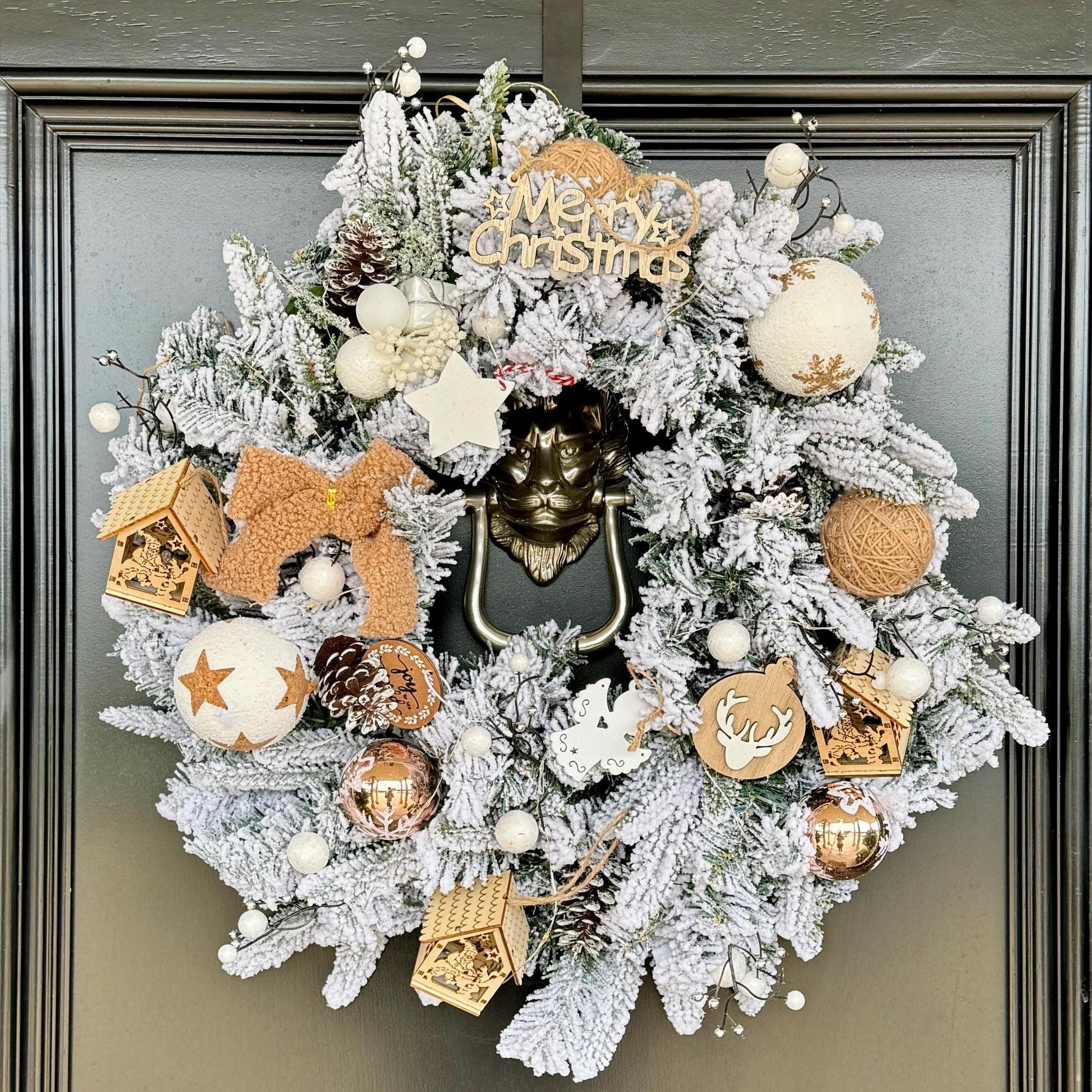Light-Up Snowy Christmas Wreath with Lit Houses – 50cm Door decoration
