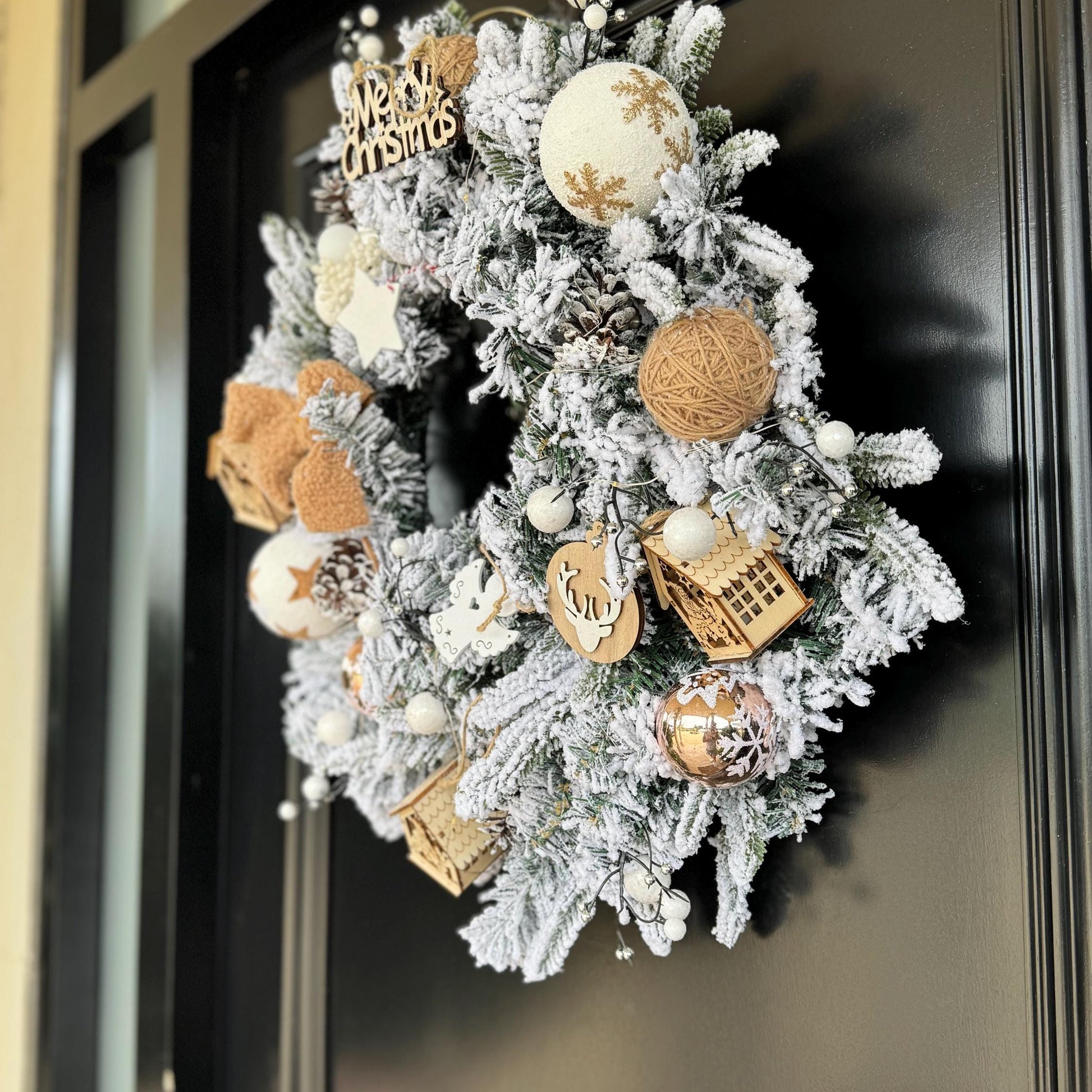 Light-Up Snowy Christmas Wreath with Lit Houses – 50cm Door decoration