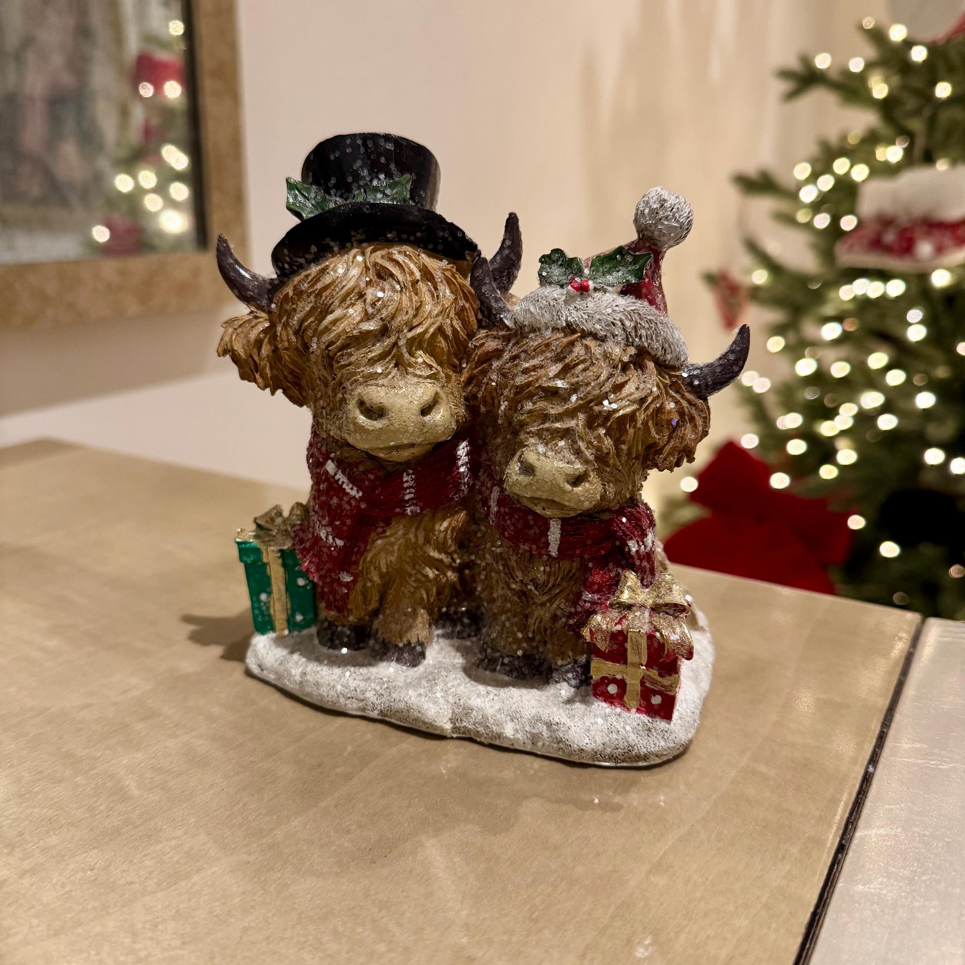 Highland Cow Christmas Ornament – Festive Figurine with Christmas Hat
