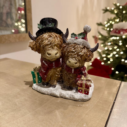 Highland Cow Christmas Ornament – Festive Figurine with Christmas Hat